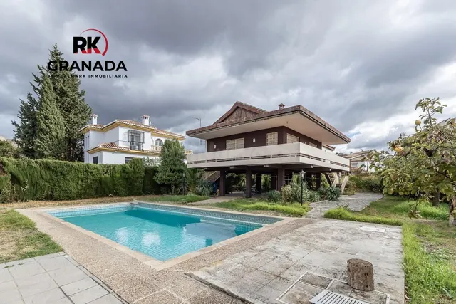 Gran casa con parcela y piscina en Cájar