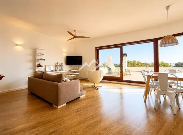 Apartamento con vistas al mar y piscina para alquiler de cor - foto 2
