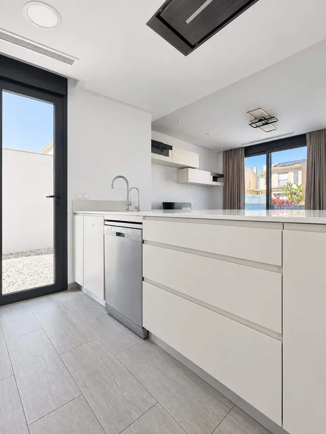 Exclusiva vivienda adosada de diseño a solo 800 metros del mar — 9