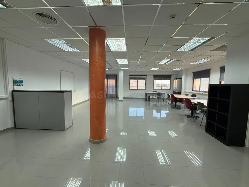 “Alquila Oficina Moderna de 115 m2 en Los Alcázares – Listo para Estrenar”