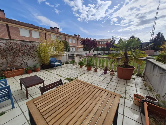 Chalet adosado en alquiler con terraza, piscina y dos plazas de garaje junto al Paseo de Zorrilla — 43