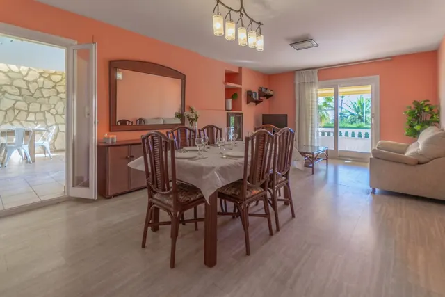 Magnifica villa de 347m2, situada a 1ª línea de mar — 8
