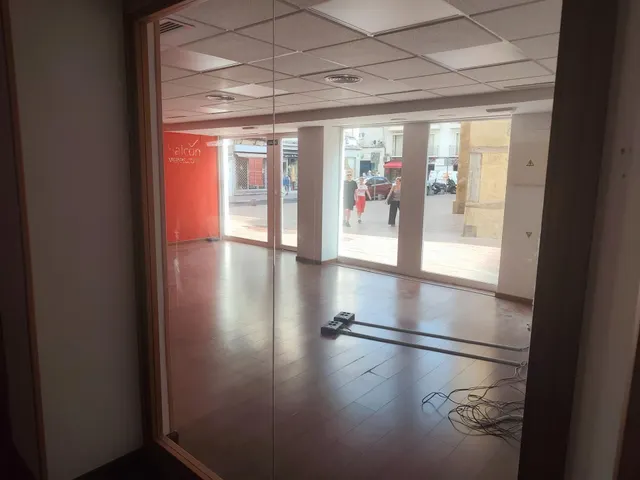 Local comercial en Plaza de San Miguel — 12
