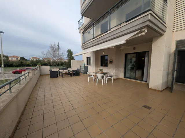 MAGNÍFICO BAJO ESQUINERO CON GRAN JARDÍN Y TERRAZA EN LA URB - foto 4