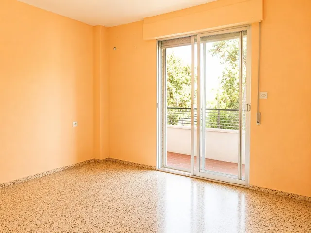 Piso en Armila junto parada de metro todo exterior. — 20