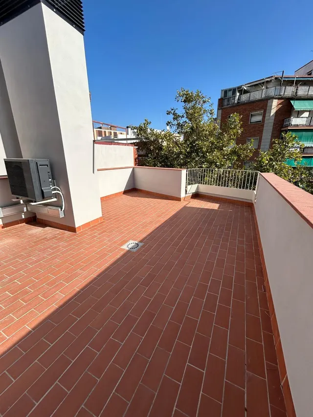 LOCAL COMERCIAL DE OBRA NUEVA A ESTRENAR EN PLENA CALLE NAVAS DE TOLOSA, ESQUINA CON BESALÚ — 23