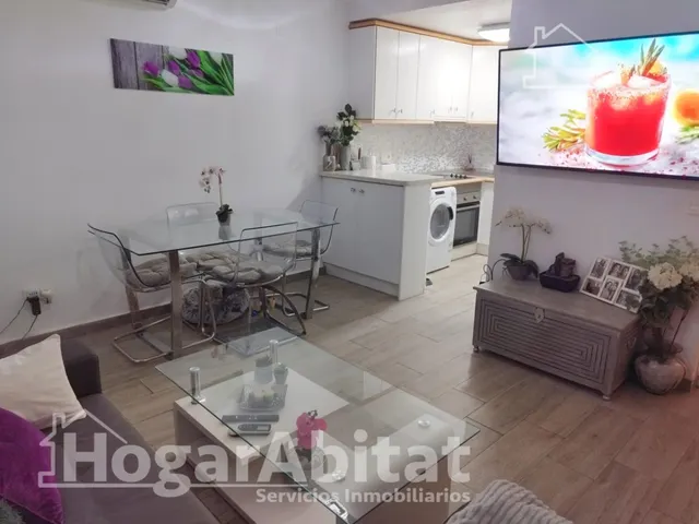 Espacio exterior, luz y privacidad en este adosado reformado en esquina con gran terraza y piscina comunitaria — 12
