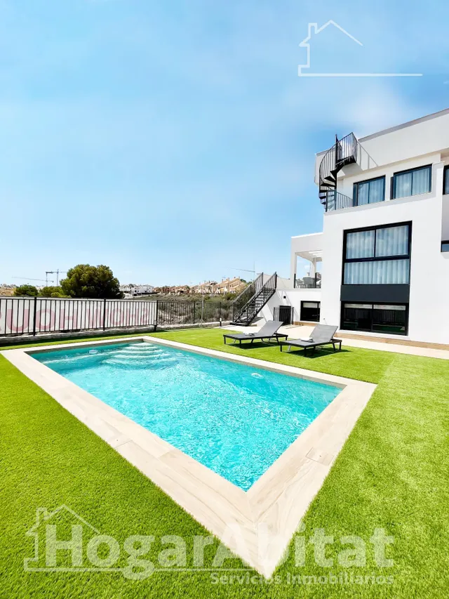 PRECIOSO ADOSADO A ESTRENAR CON PISCINA PRIVADA Y TERRAZA — 32