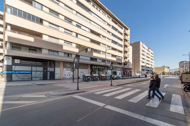 Fantástico Local en el Campus de la Salud. — 10