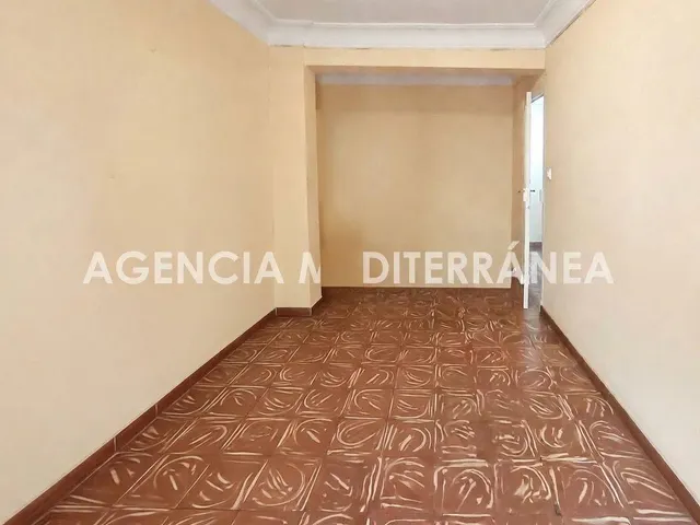 ¡Gran oportunidad de inversión en En Corts! Piso exterior con balcón y muchas posibilidades — 6