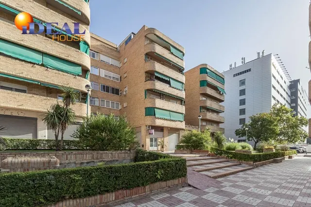 Piso con plaza de garaje cerrada junto a La Inmaculada, frente al río Genil. — 28