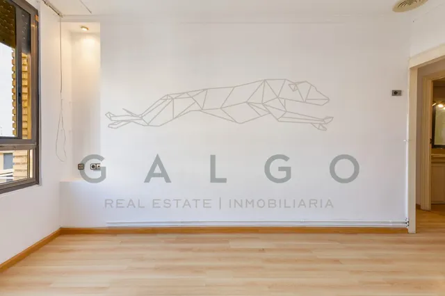 Piso a la venta junto a la plaza del ayuntamiento — 33