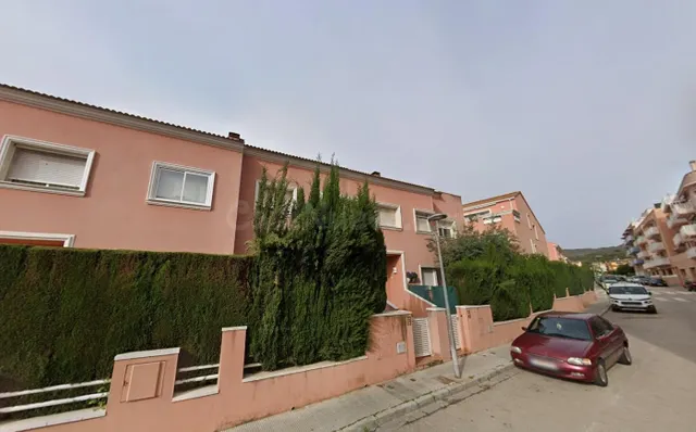 Venta de Casa Adosada OKUPADA en Calle La Garrotxa Nº 33 Ven - foto 2