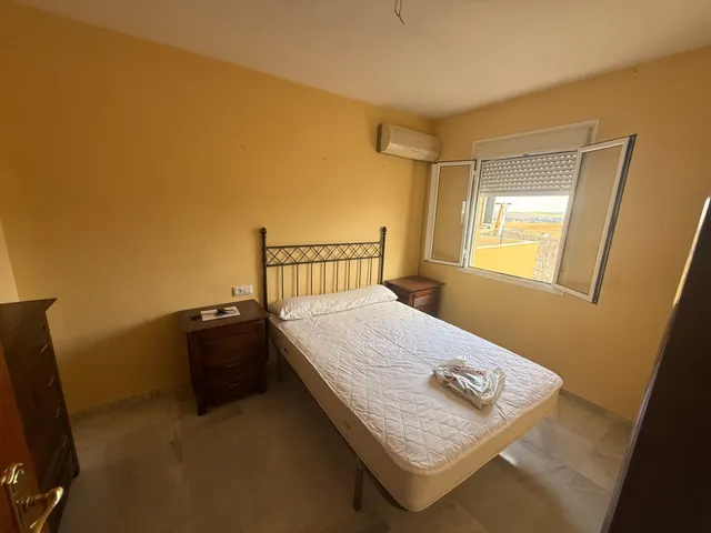 Casa adosada con terraza delantera, patio y 4 dormitorios — 7