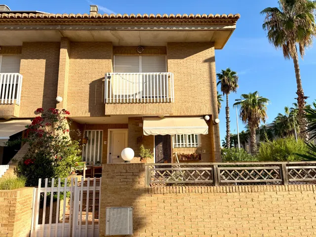 Chalet adosado esquinero con jardín privado, terrazas y garaje doble en La Patacona — 3