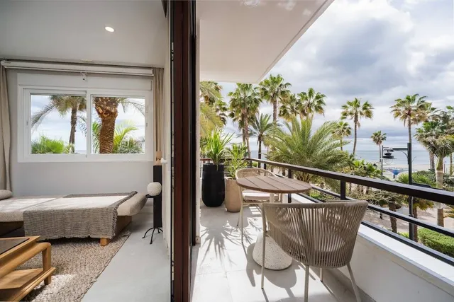 Exclusivo apartamento reformado a estrenar en primera línea de playa, con vistas al mar en el Puerto de Estepona — 16
