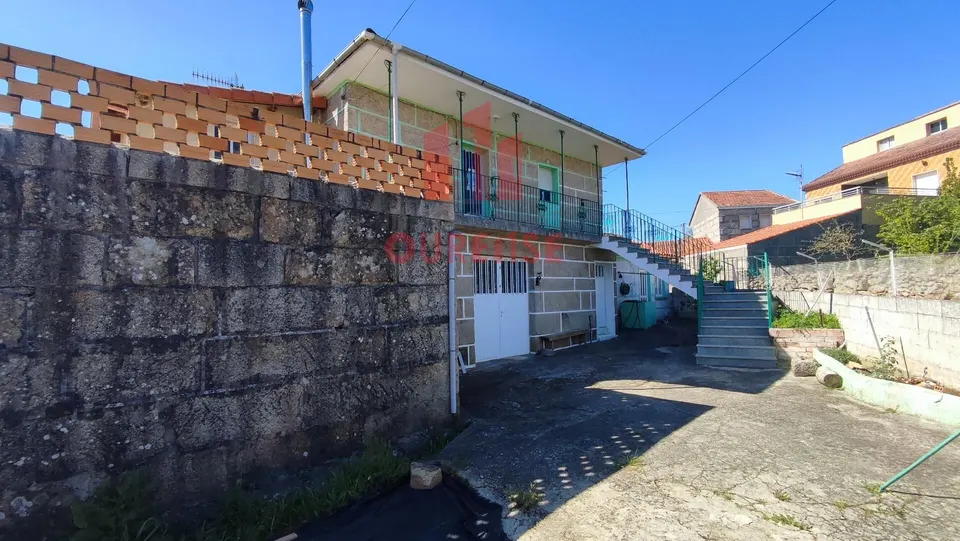 CASA DE PIEDRA CON PARCELA EN XUNQUEIRA DE AMBÍA, PRÓXIMA A SANDIÁS.