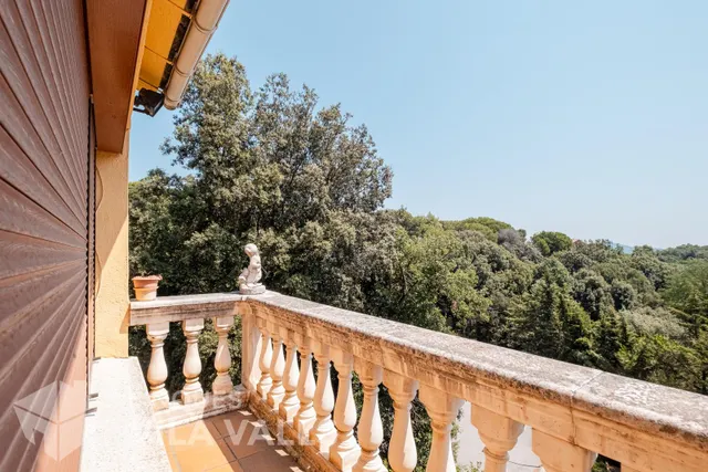 Casa con gran jardín en la naturaleza — 43