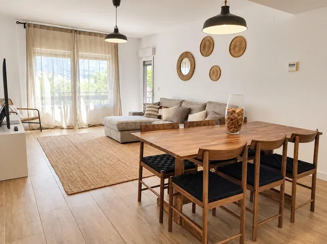 Reformado piso de 4 habitaciones con garaje en pleno Russafa