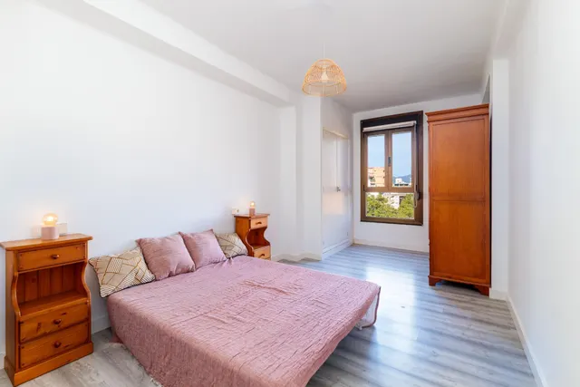 Oportunidad única junto a la plaza París! 7º piso con terraza, mucha luz y vistas despejadas. Posibilidad de aparcamiento. — 17