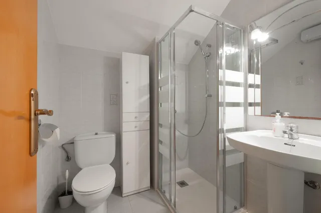 Amplia vivienda con piscina privada, terraza y garaje cerrado — 22