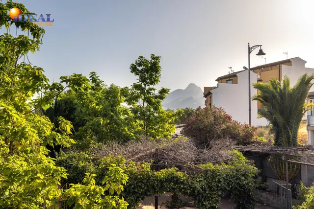 Terreno urbanizable, actualmente hay un restaurante. — 42