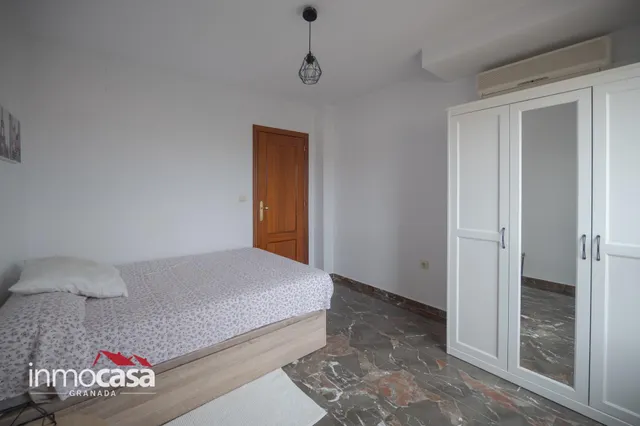 Se Vende amplio piso en  zona Villarejo, con Terraza y Vistas Despejadas — 50