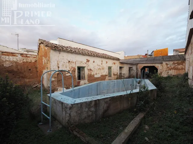 Solar con piscina junto a c/Cervantes y c/O´donnell de Tomel