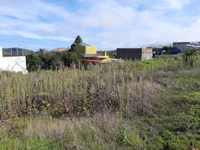 SOLAR URBANO CON FINCA RUSTICA — 18