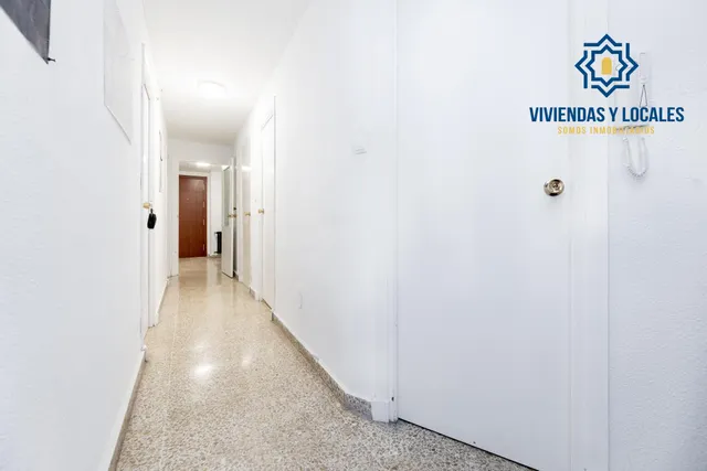 Venta de piso de 4 dormitorios y 2 baños en Granada (Zona Centro) — 11
