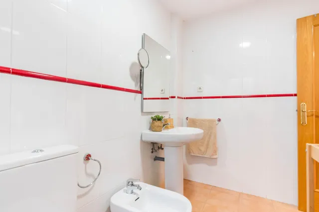 Dúplex amplio de 5 dormitorios con patio, terraza y buhardilla en San José de la Montaña — 27