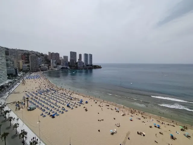Apartamento de esquina con 2 dormitorios y terraza acristlada en 1 Linea playa Levante. — 3