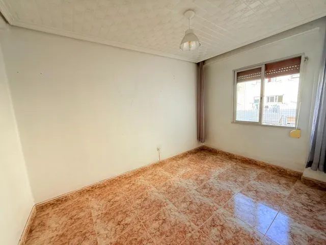 Piso en buena zona,  metro amistat, muy luminoso, a poca distancia de las universidades. — 6
