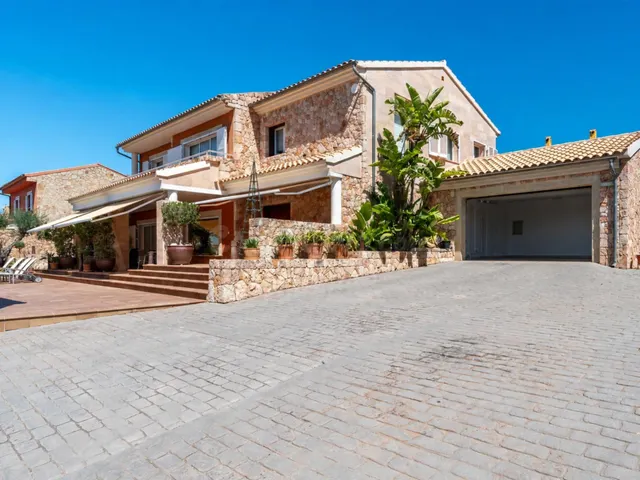 Exclusivo chalet unifamiliar con piscina y vistas panorámica