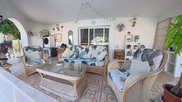 Chalet independiente de 4 habitaciones con piscina divida en dos plantas individuales — 38