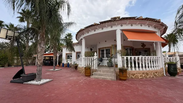 VILLA DE 4 DORMITORIOS Y 3 BAÑOS. PARCELA DE 1.850 M2. CON PISCINA CLIMATIZADA Y CASA DE INVITADOS INDEPENDIENTE EN CATRAL. — 7