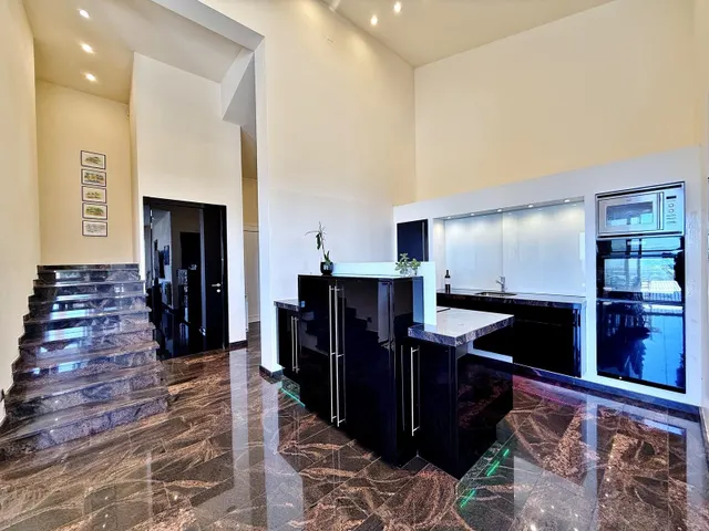 Villa de lujo con amplios espacios, piscina y gran parcela — 16