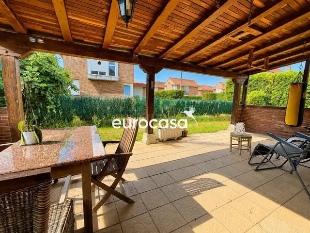 CHALET INDEPENDIENTE EN VENTA EN HERRERA DE CAMARGO | JARDÍN