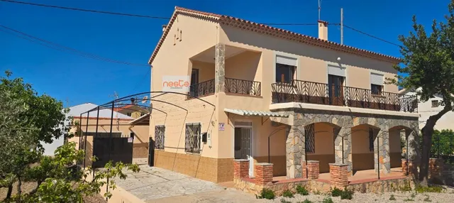 CHALET CON PARCELA CON 2 VIVIENDAS, 2 NAVES Y GARAJE