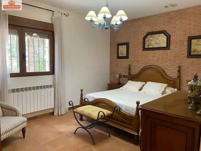 ESPECTACULAR CHALET EN PINARES DEL JUCAR — 28
