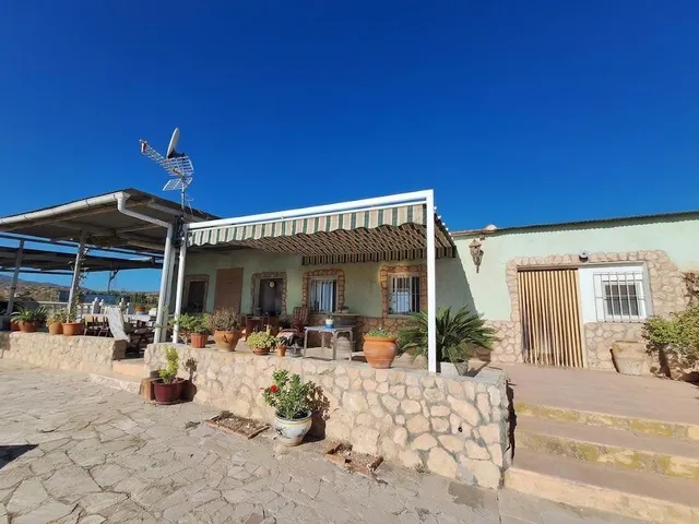 Chalet o casa de campo con piscina · 4.000 m2  · 4 dormitorios · 90 m2 para otra vivienda — 46