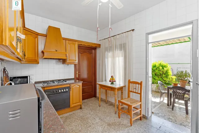 CASA CON TERRENO EN PLENO CENTRO DE ALBOLOTE — 8