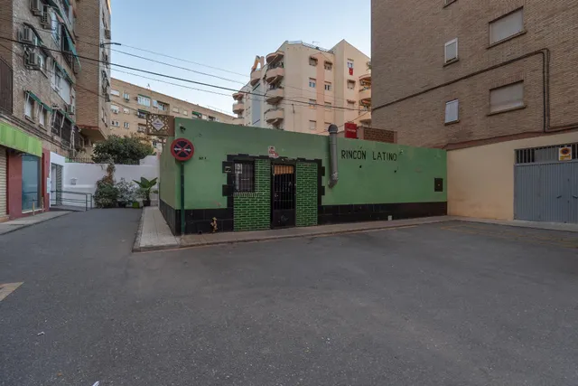 Local comercial de 200 m2 cerca del estadio Los Carmenes, magnifica oportunidad de inversion — 5