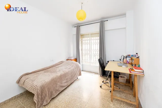 Venta de piso de 4 dormitorios y 2 baños en Granada (Zona Centro) — 14