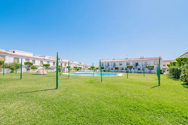 Chalet adosado en Salobreña playa, urb. privada con piscina y jardines. — 12