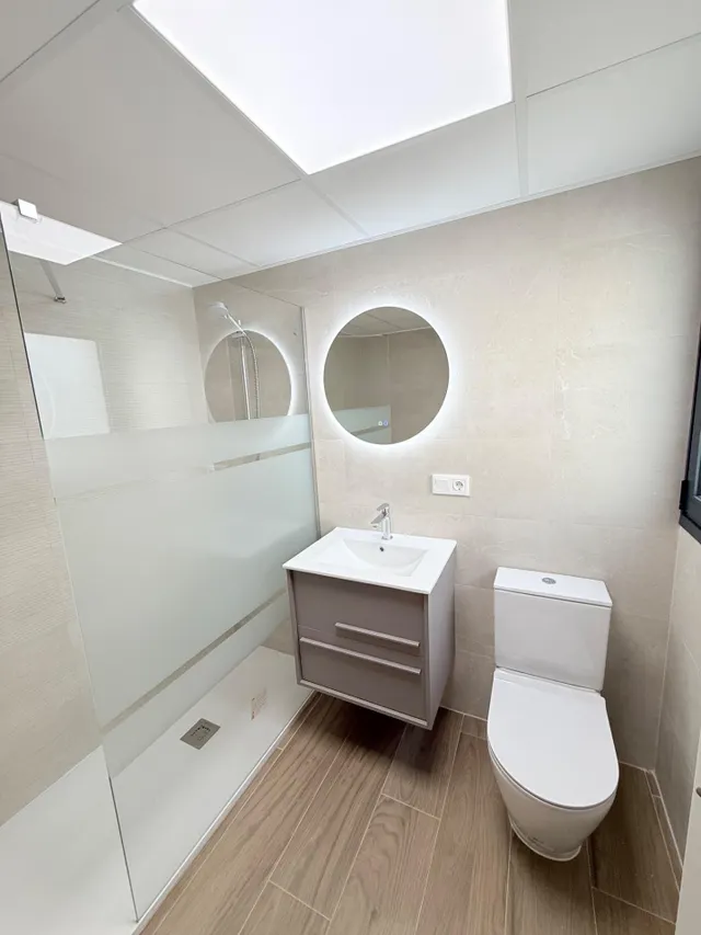 Luminoso apartamento semi-nuevo con terraza, piscina y parking — 25