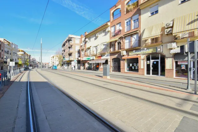 Local en bruto situado junto a la Avenida principal — 16