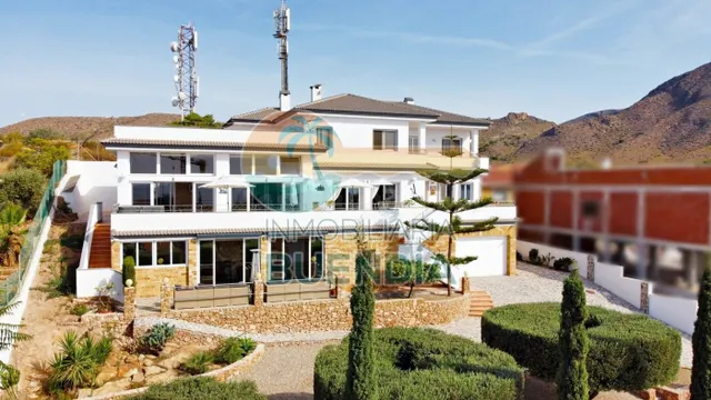 ESPECTACULAR CHALET CON VISTAS AL MAR Y PISCINA CLIMATIZADA 