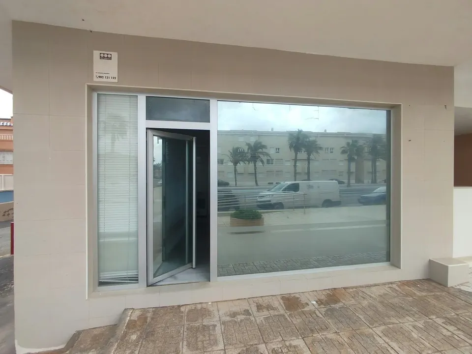 LOCAL COMERCIAL EN ESQUINA – LA MANGA DEL MAR MENOR (KM 7)  Precio: 58.000 €  Superficie: 80 m2 construidos (40 m2 planta calle + 40 m2 sótano)