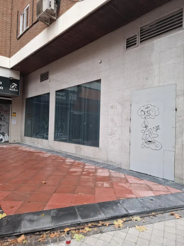 SE VENDE LOCAL EN RENTABILIDAD EN CALLE MAURICIO LEGENDRE 4. — 18